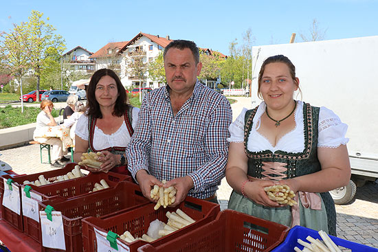 Die Familie Wenger ist während der Spargelsaison jeden Samstag Vormittag auf dem Bauernmarkt in Grünwald mit ihrem Spargel zu Gast (©Foto: artin Schmitz)